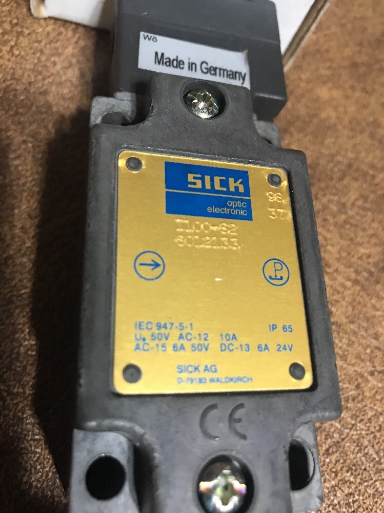 New SICK OPTICS I100-S2 Safety Interlocking SWITCH 9837 Made In Germany