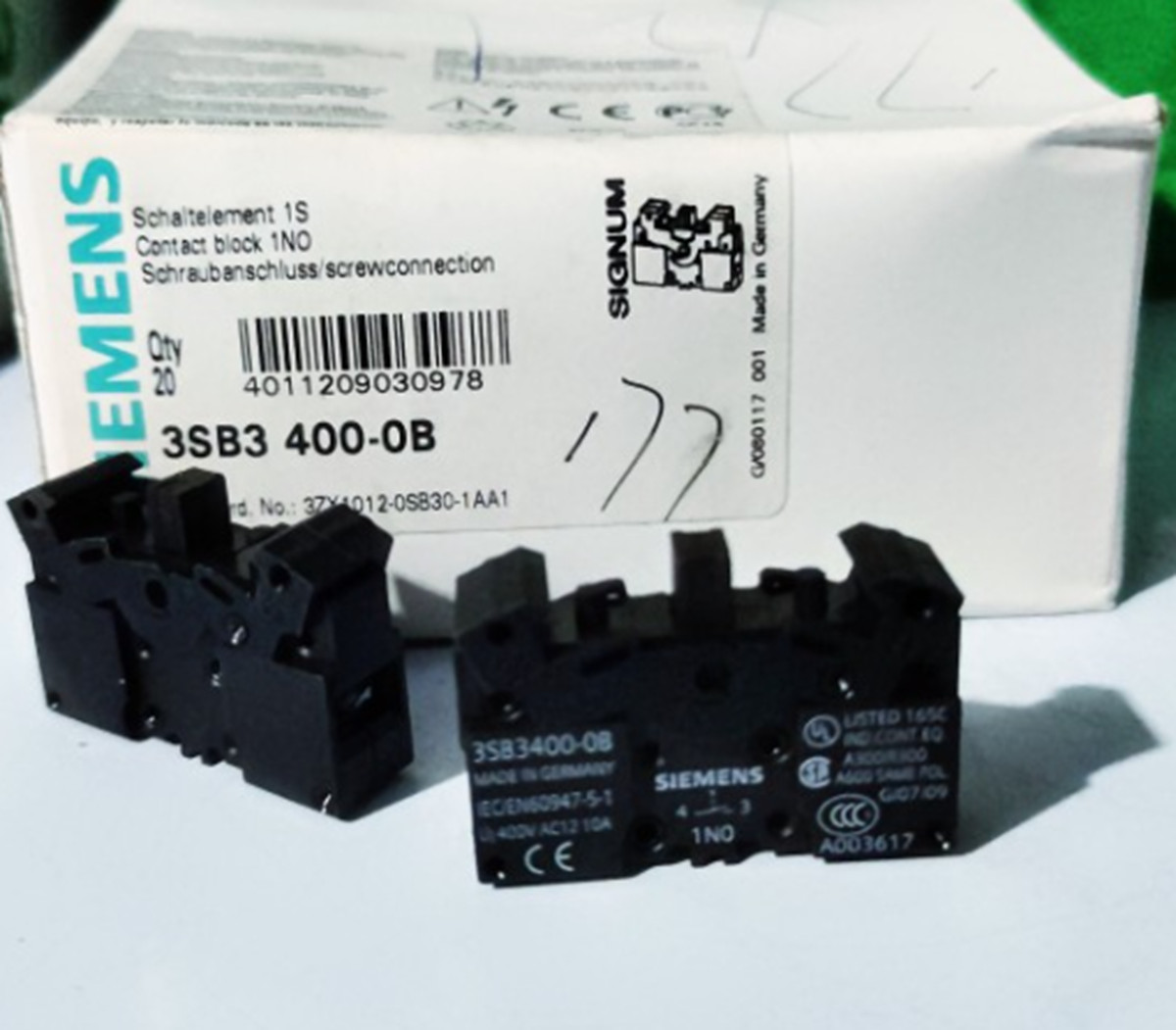New In Box SIEMENS 3SB3400-0B 3SB34000B Contact Block
