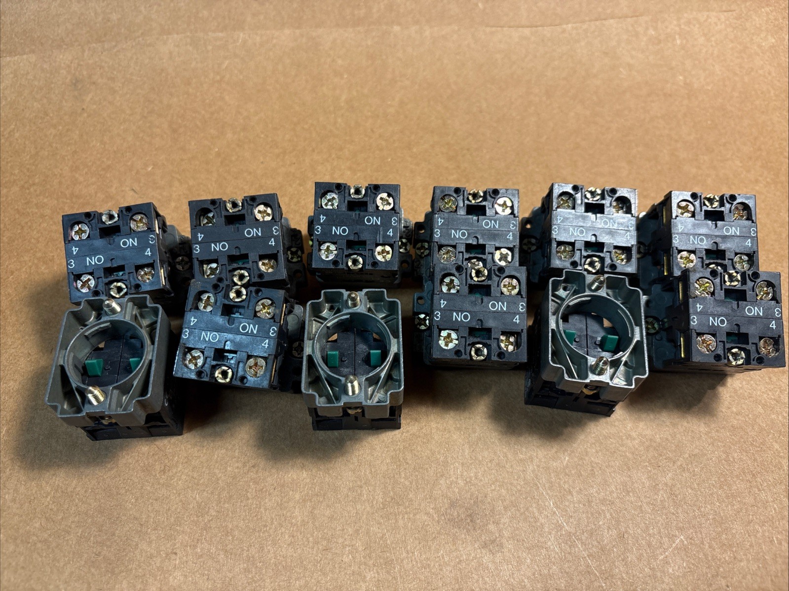 TELEMECANIQUE ZB2-BZ103 (12 bases with 24 NO ZB2-BE101) (qty – 1 Lot)