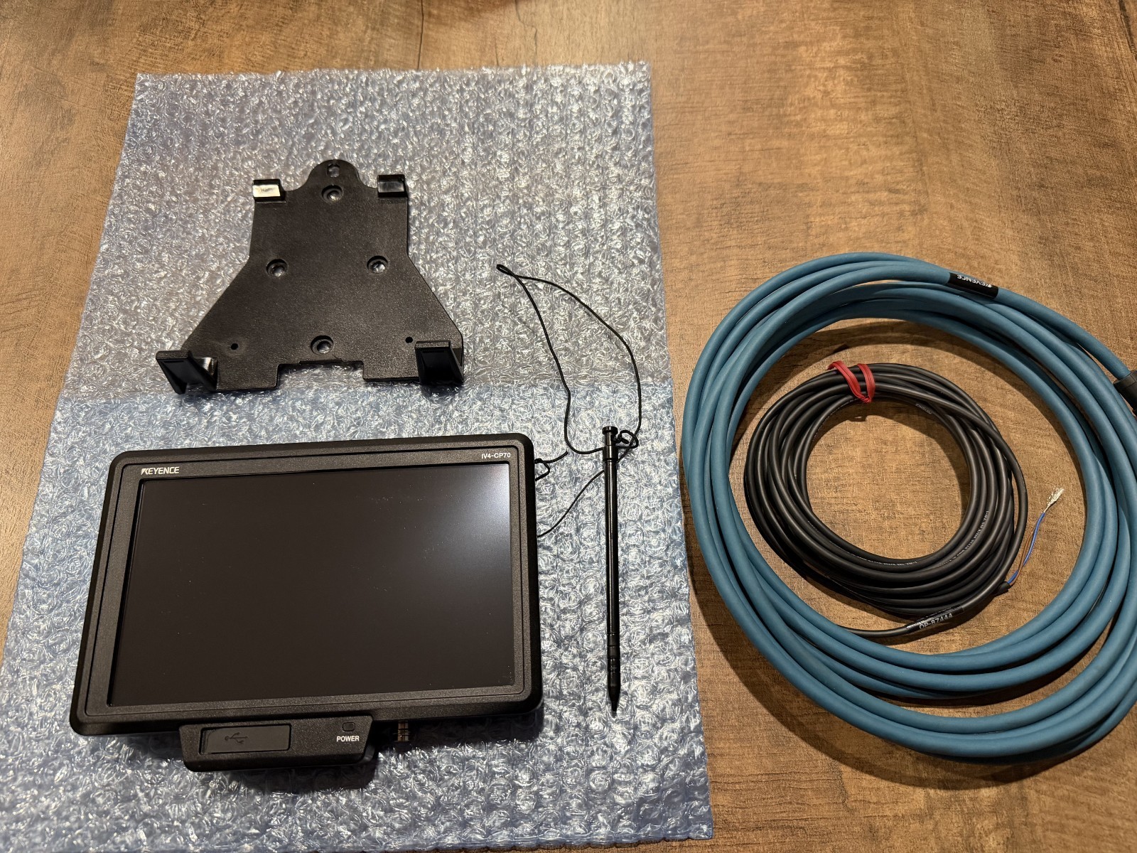 Keyence IV4-CP70 Touch Control Panel Vision Sensor WITH Cables and mount NEW