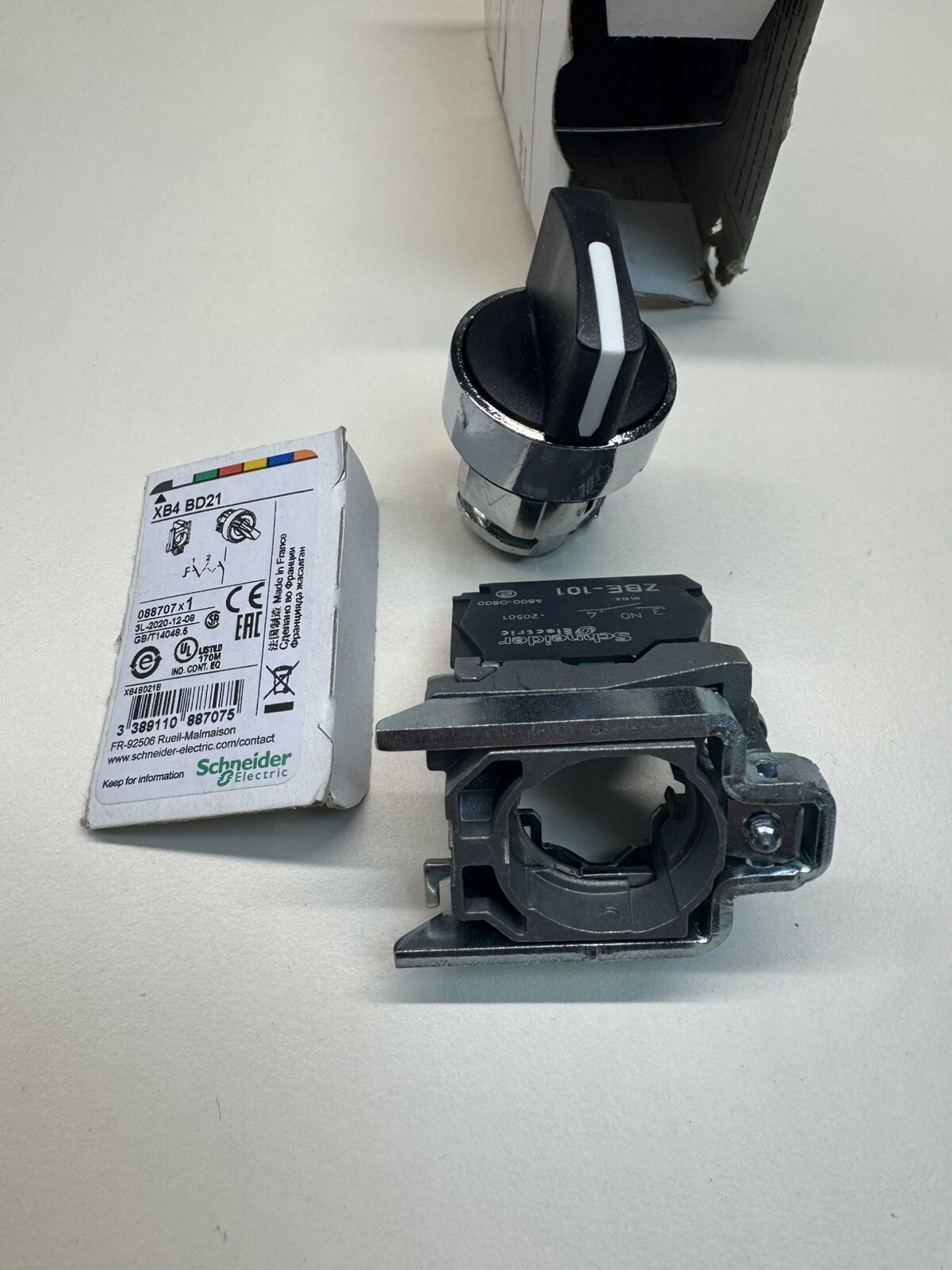 NEW!! SCHNEIDER XB4 BD21 Black Button.