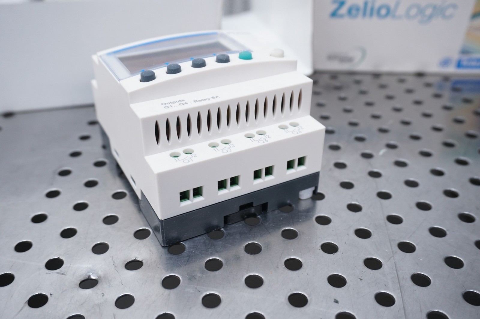 Schneider Electric Telemecanique Zelio Logic SR2 PACKFU Smart Relay SR2 B121FU