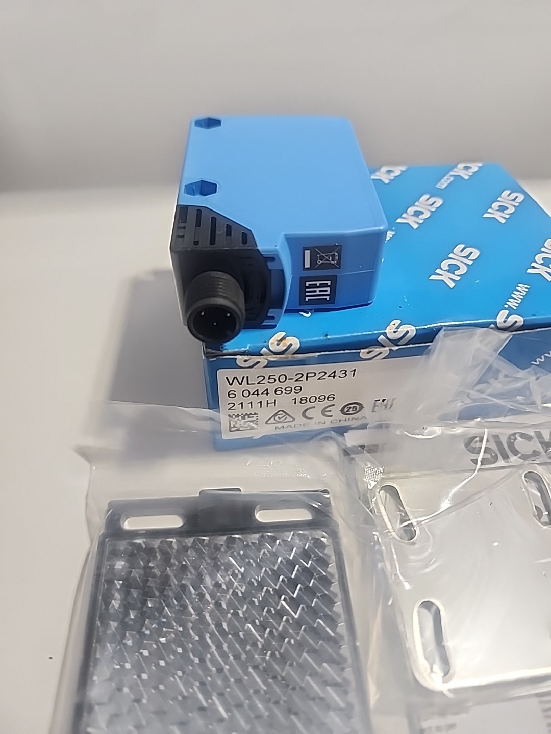 NEW SICK WL250-2P2431 Replace WL250-P430 Photoelectric Sensor Switch WL250-2
