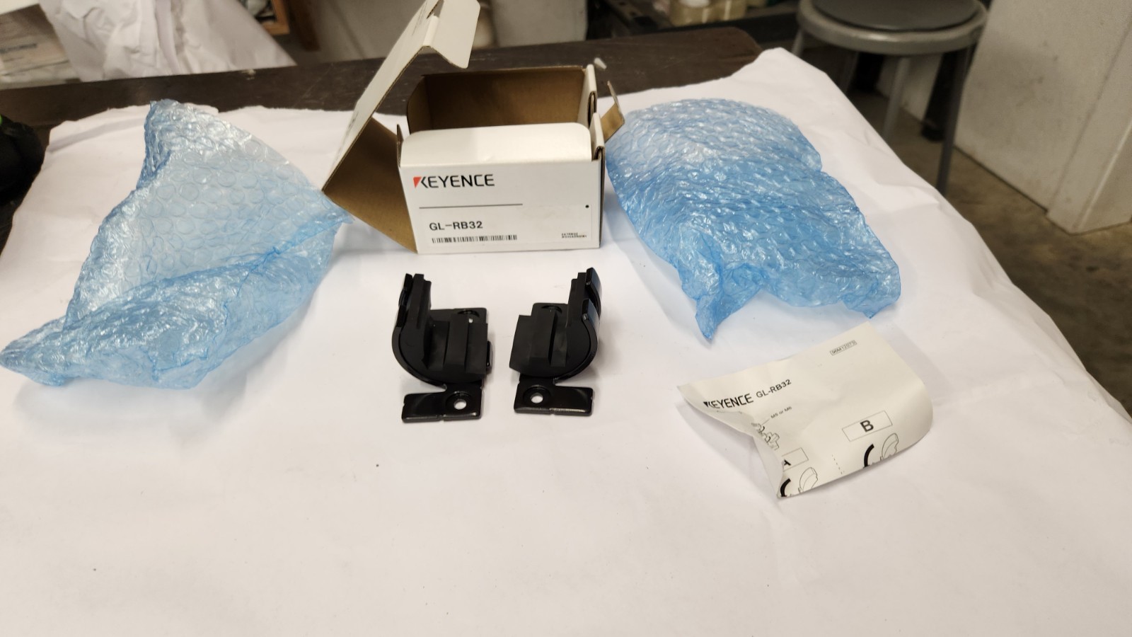 Keyence GL-RB32 Vibration Isolator for Safety Light Curtain NEW IN BOX