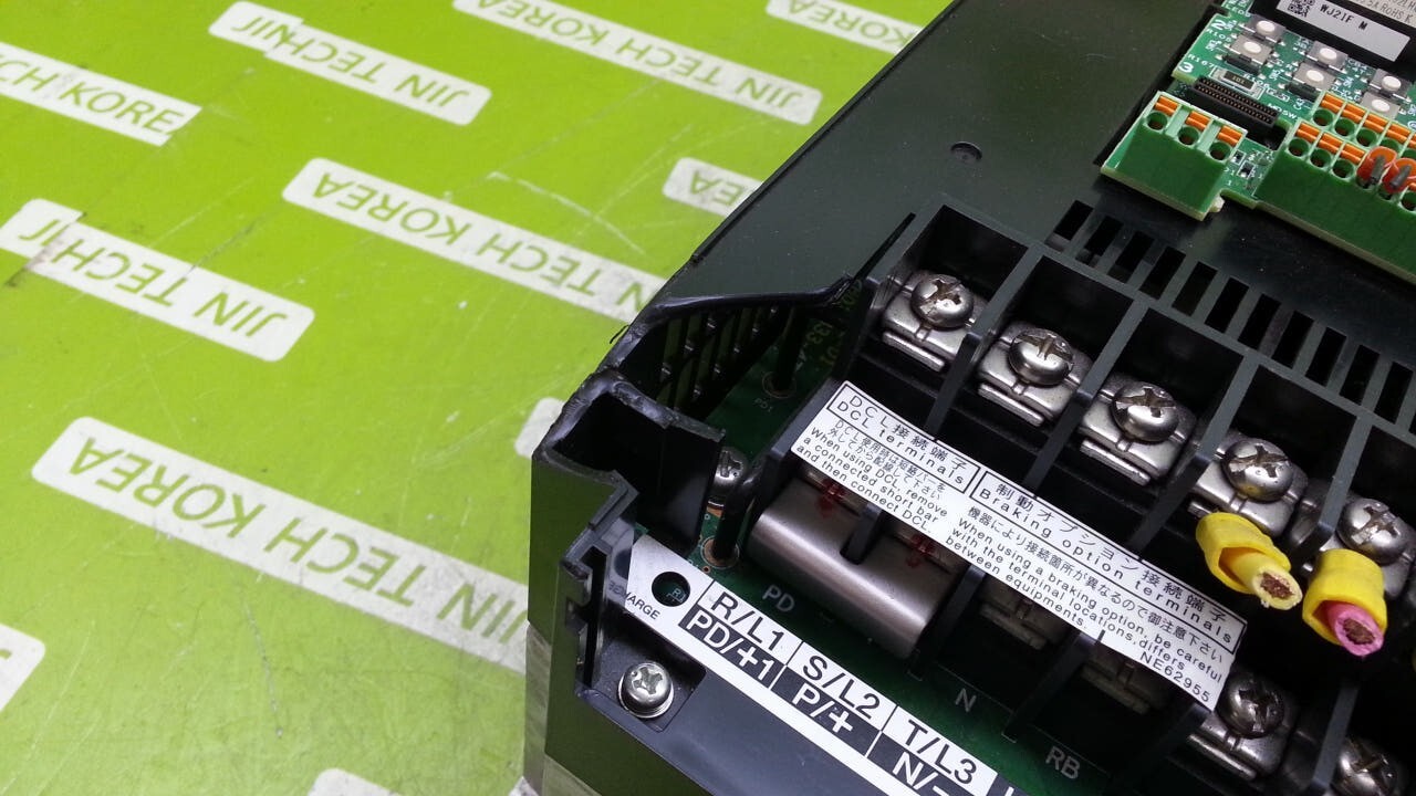HITACHI WJ200-055LF Inverter Tested – Cosmetic Issue, See Photos