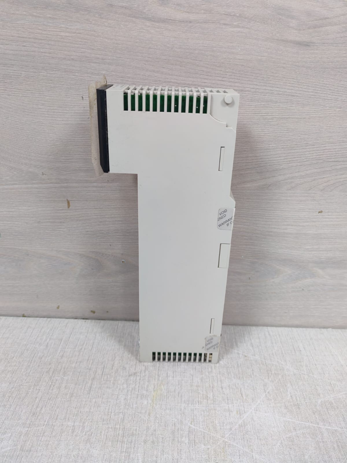 SCHNEIDER AUTOMATION TSX QUANTUM 140DRA84000 RELAY OUT 16X1 -NEW W/ FILTHY BOX