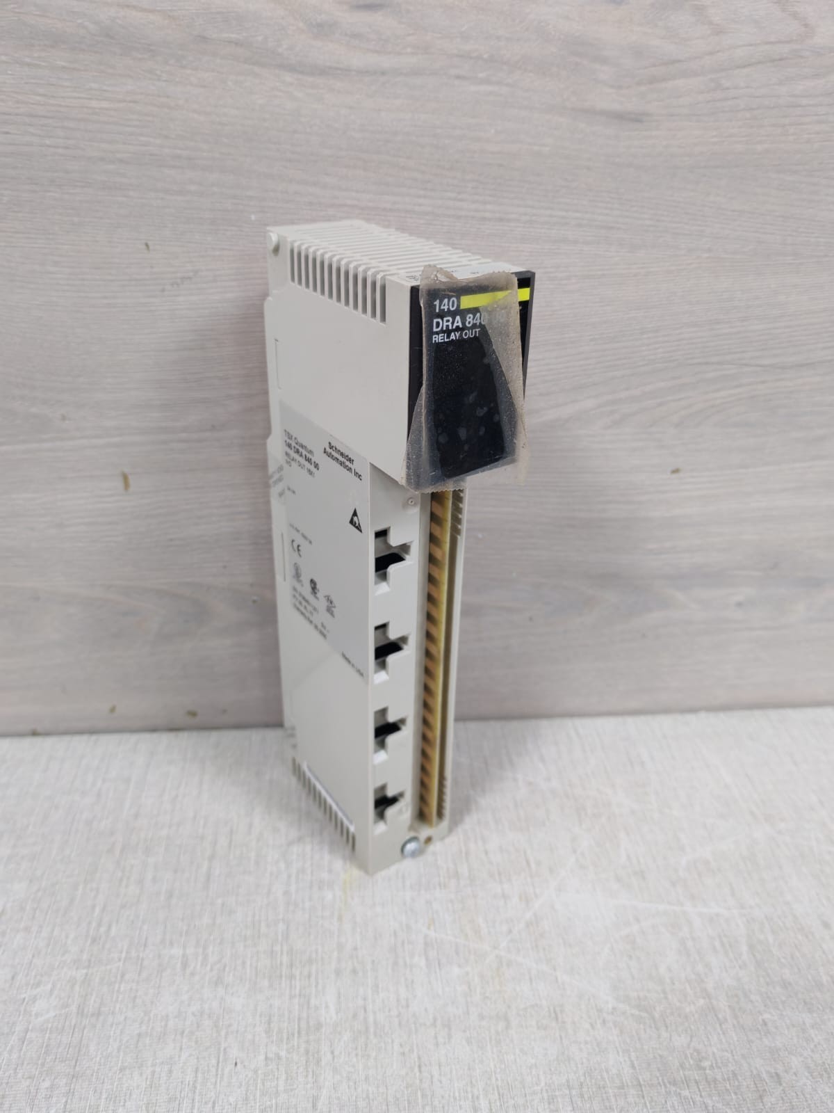 SCHNEIDER AUTOMATION TSX QUANTUM 140DRA84000 RELAY OUT 16X1 -NEW W/ FILTHY BOX