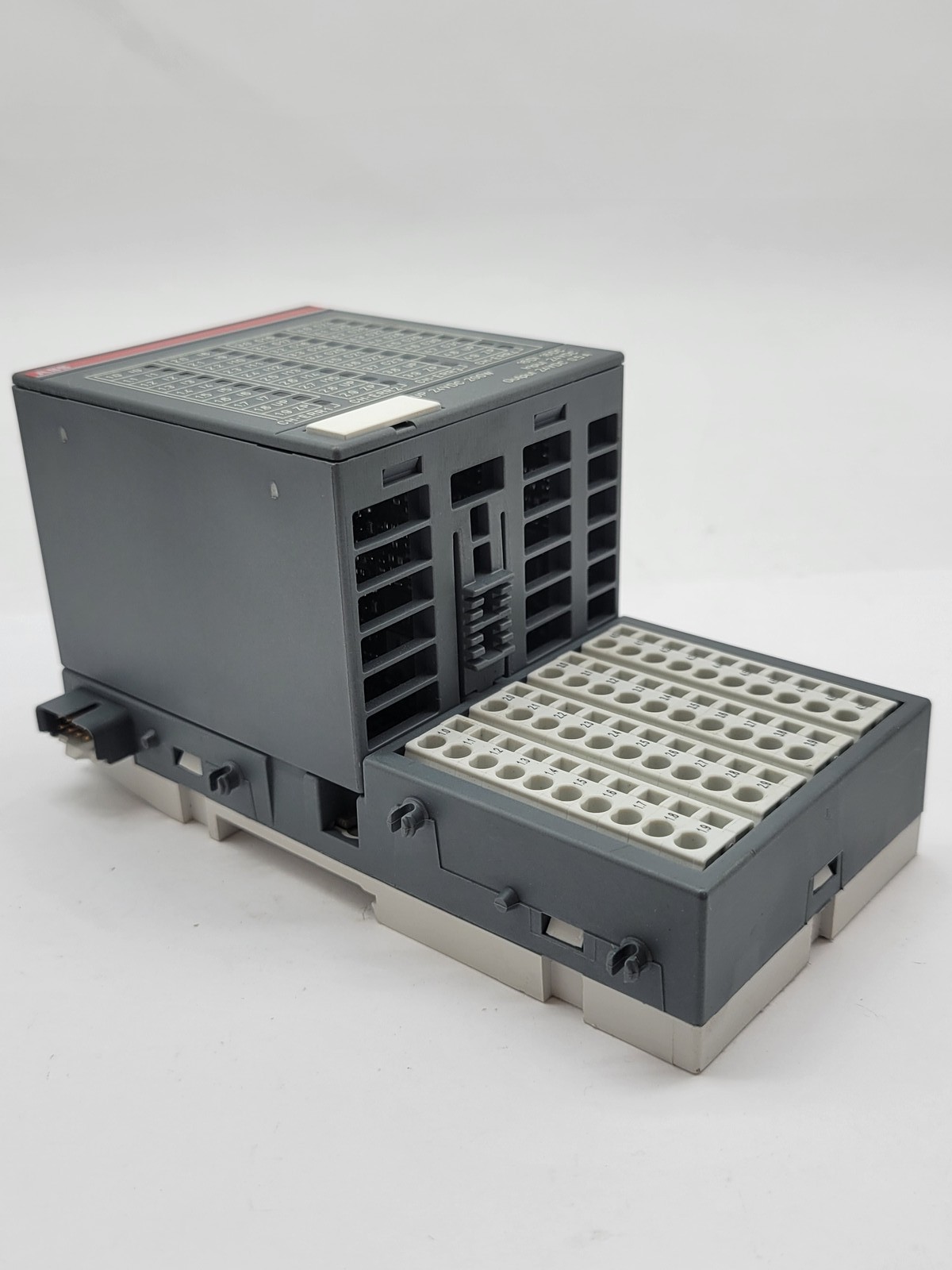ABB DC532 B7 Digital Input/Output Module 1SAP240100R00001 24V 1Wire 200W 0.5A
