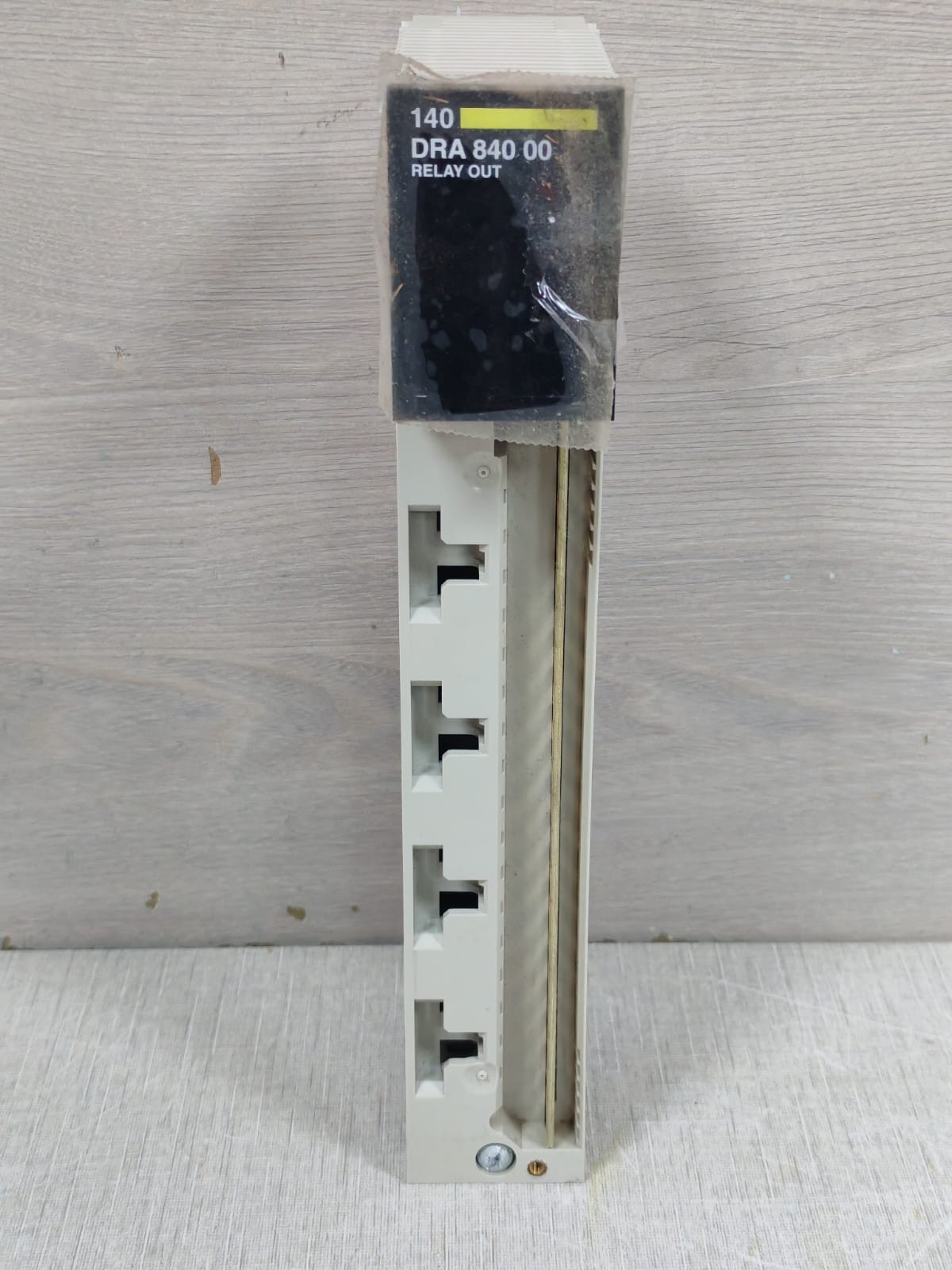SCHNEIDER AUTOMATION TSX QUANTUM 140DRA84000 RELAY OUT 16X1 -NEW W/ FILTHY BOX