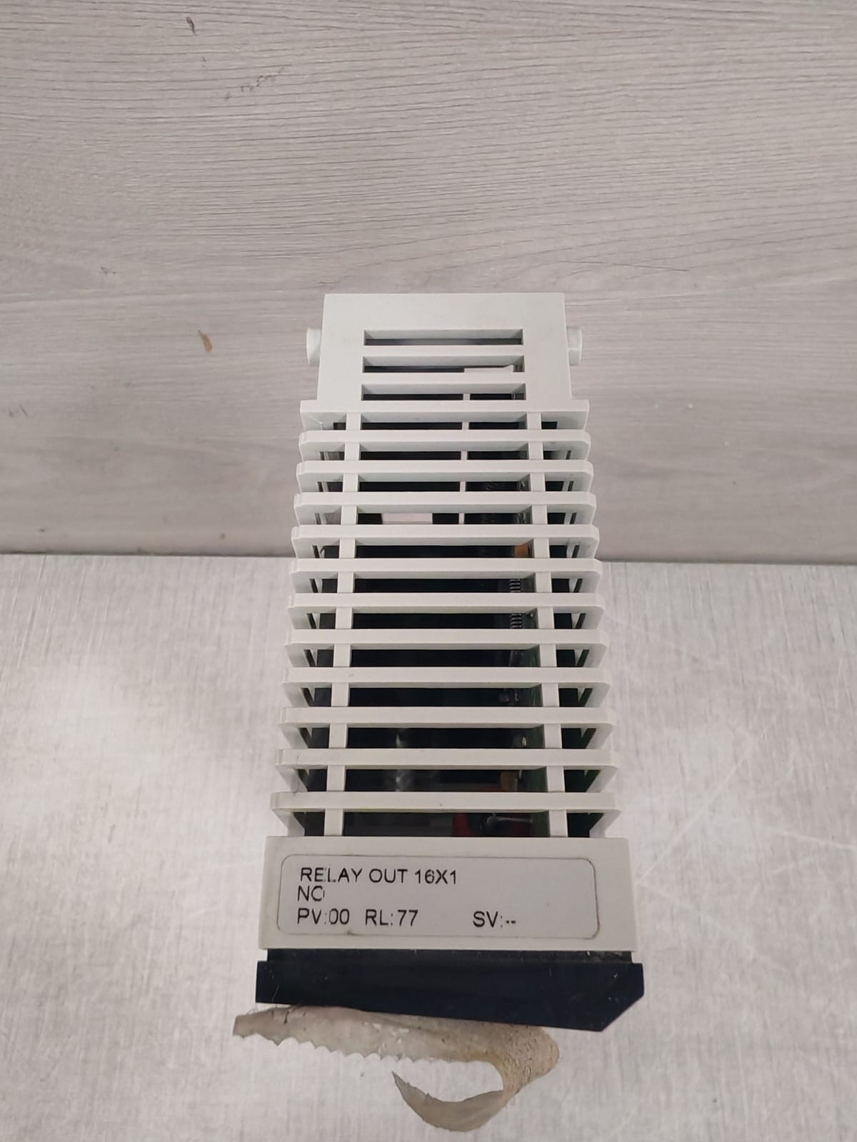 SCHNEIDER AUTOMATION TSX QUANTUM 140DRA84000 RELAY OUT 16X1 -NEW W/ FILTHY BOX