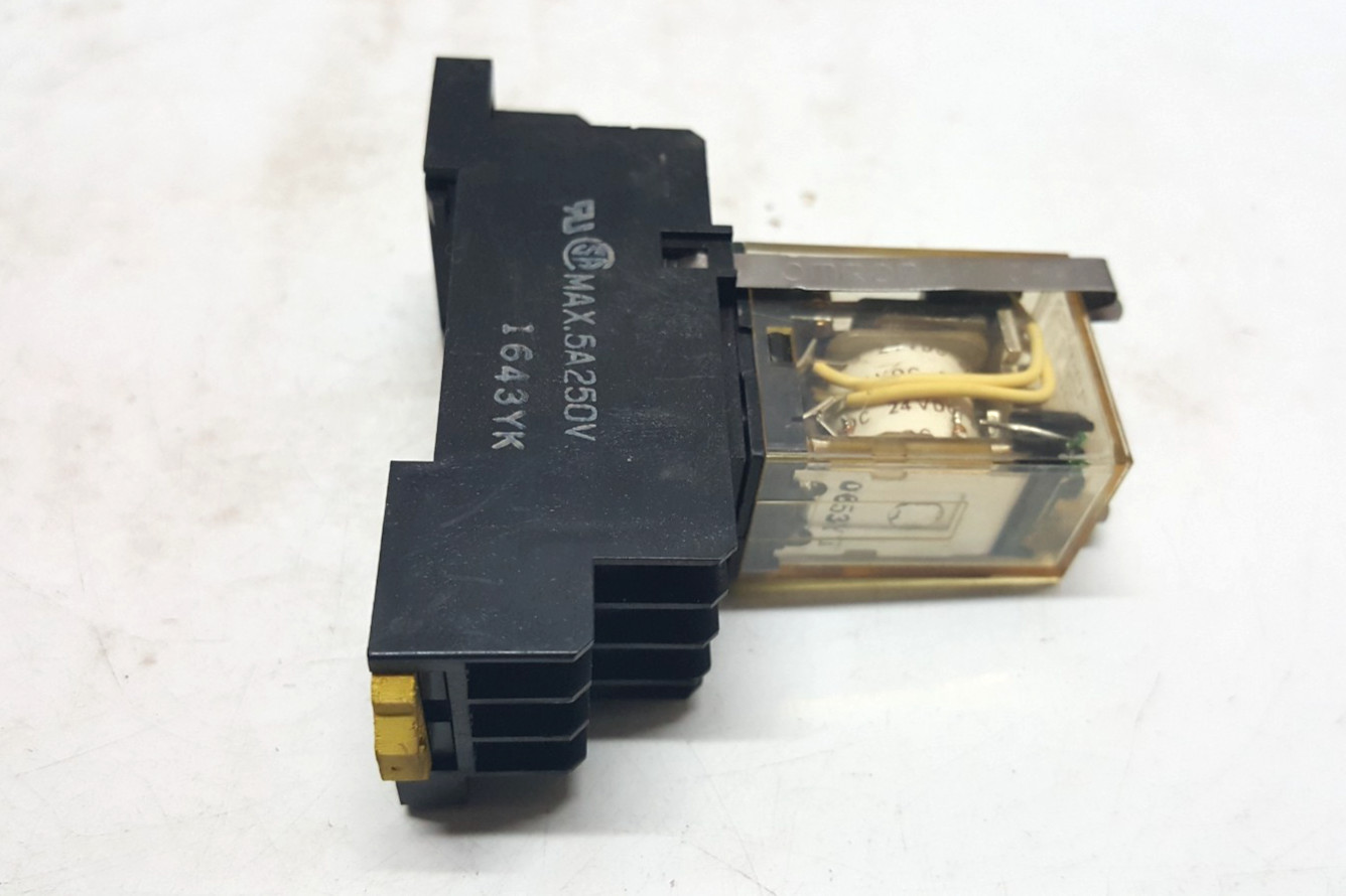 OMRON MY4N 24VDC POWER RELAY WITH BASE PYF14A / LOT OF 12