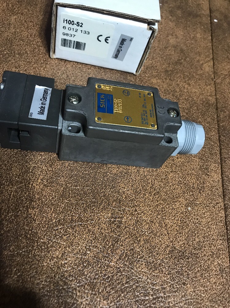 New SICK OPTICS I100-S2 Safety Interlocking SWITCH 9837 Made In Germany