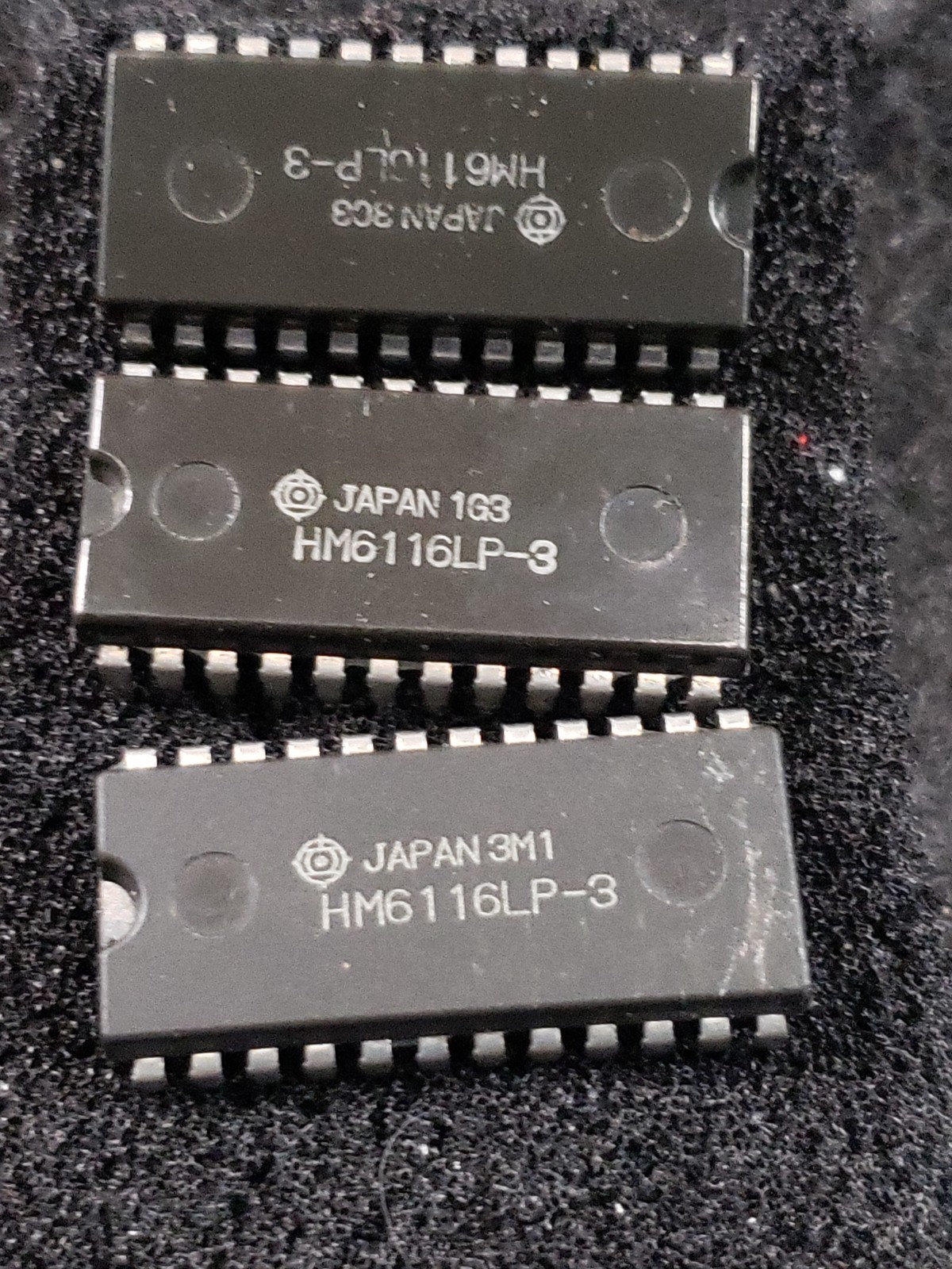 Hitachi HM6116LP-3 SRAM Memory .(Qty 1) …. …..(C8B2)