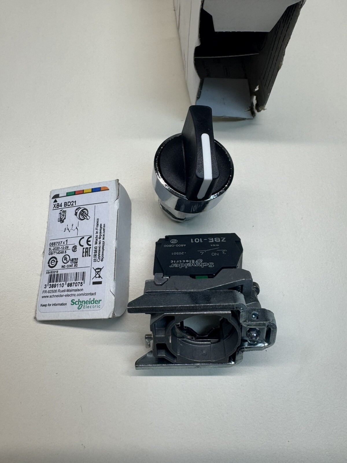 NEW!! SCHNEIDER XB4 BD21 Black Button.