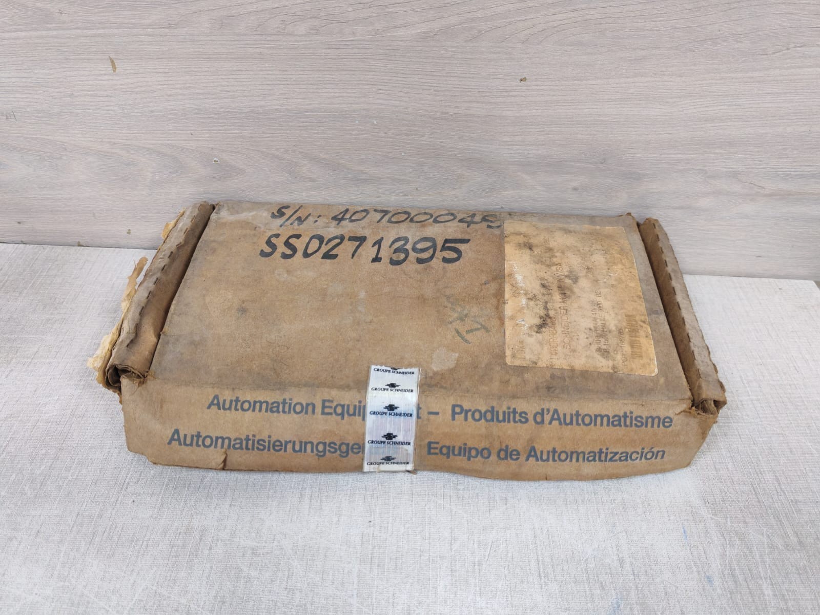 SCHNEIDER AUTOMATION TSX QUANTUM 140DRA84000 RELAY OUT 16X1 -NEW W/ FILTHY BOX