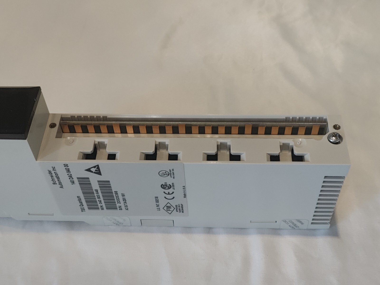 Schneider Electric 140DAO84000 Module 24- 230 VAC Ouput PLC Module