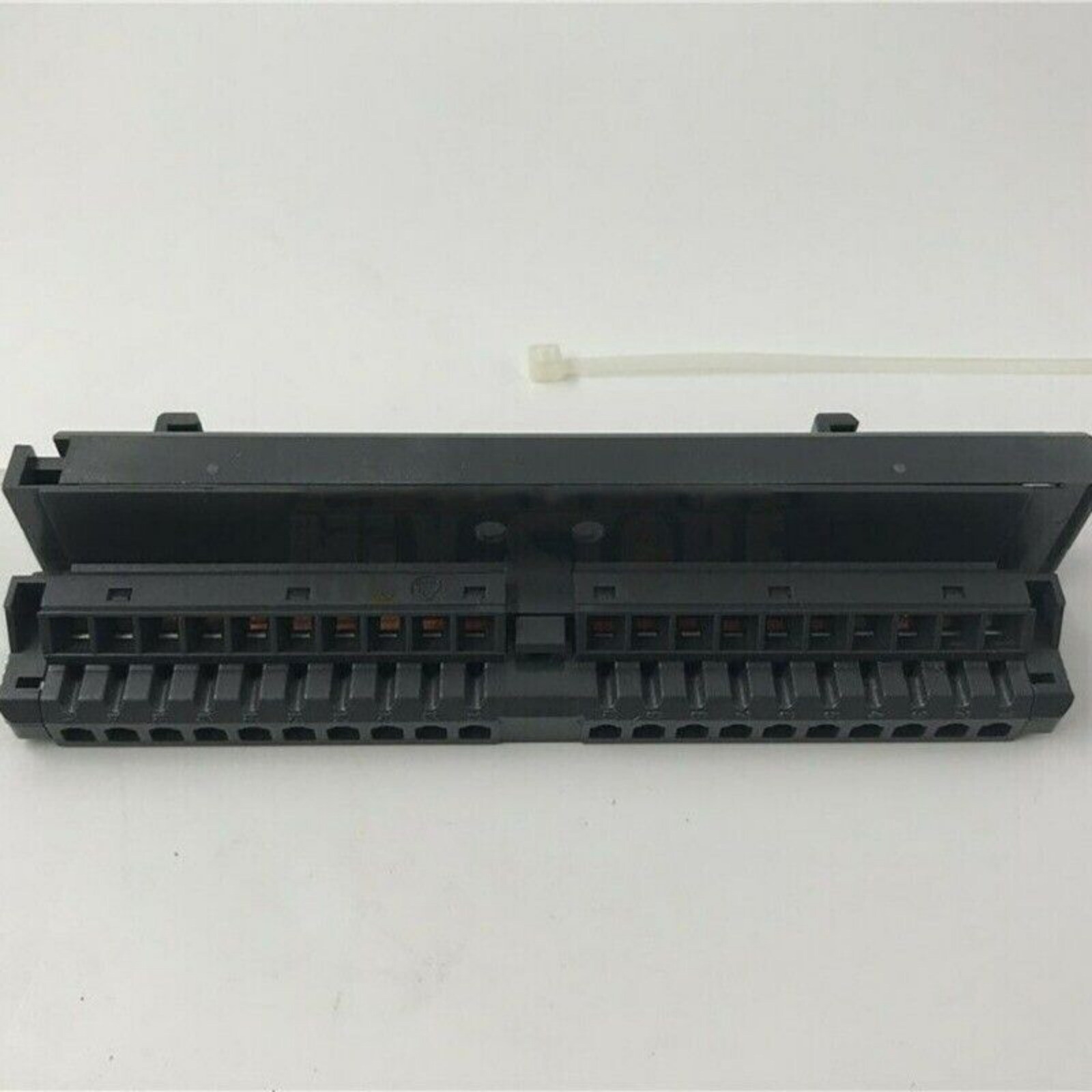 NewSiemens 6ES7392-1BJ00-0AA0 SIMATIC S7-300 Front connector 6ES7 392-1BJ00-0AA0