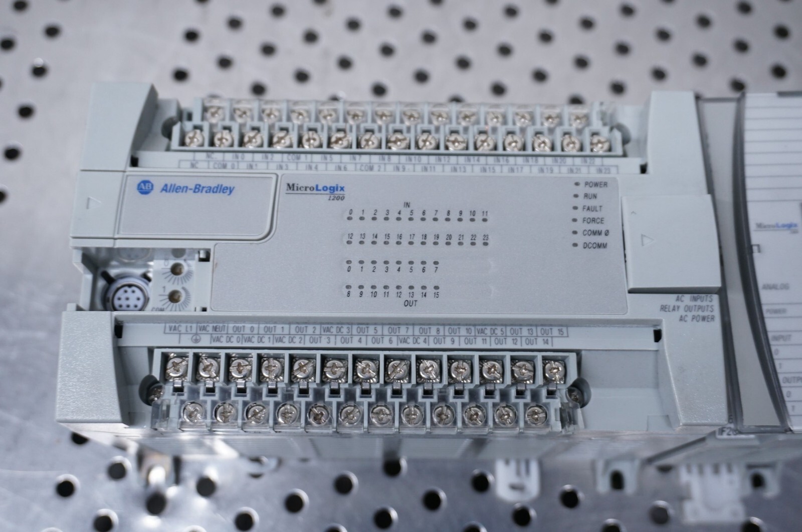 ALLEN BRADLEY 1762-L40AWAR /C MicroLogix 1200 40-PT CONTROLLER w/ 1762-IF2OF2