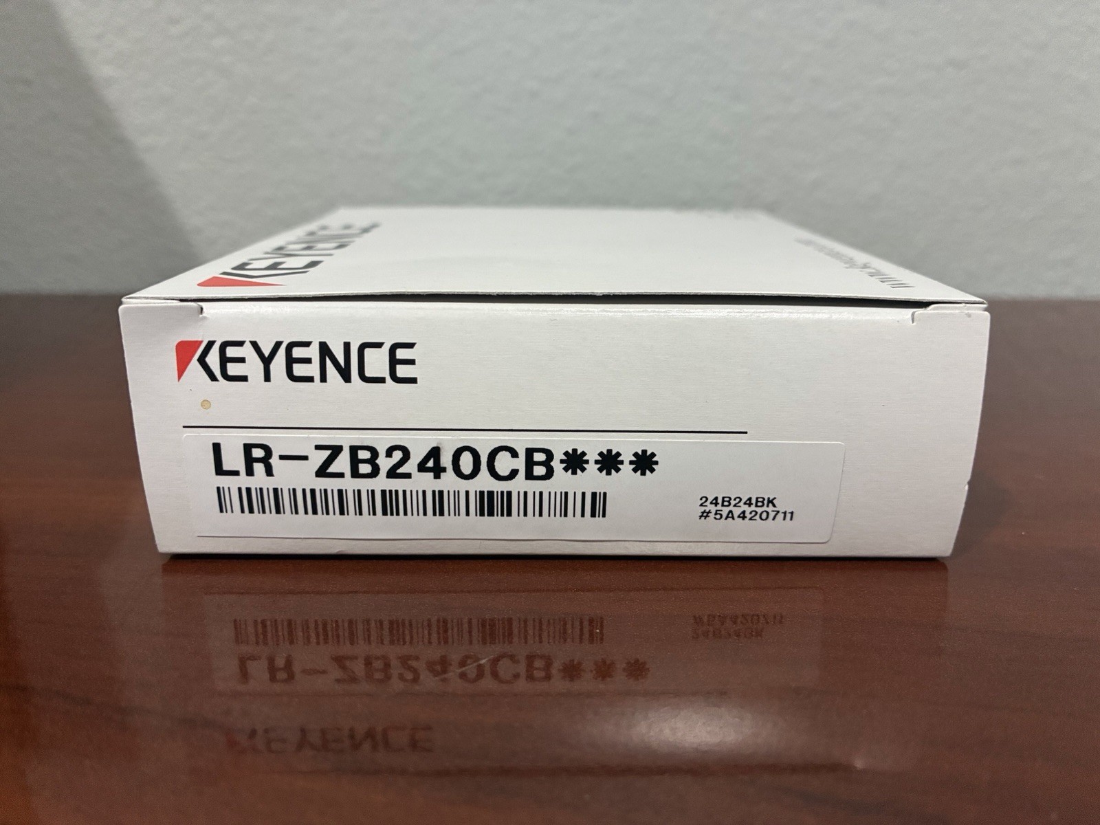 KEYENCE LR-ZB240CB Laser Sensor M18 Thread M12 4-Pin 240mm New Open Box