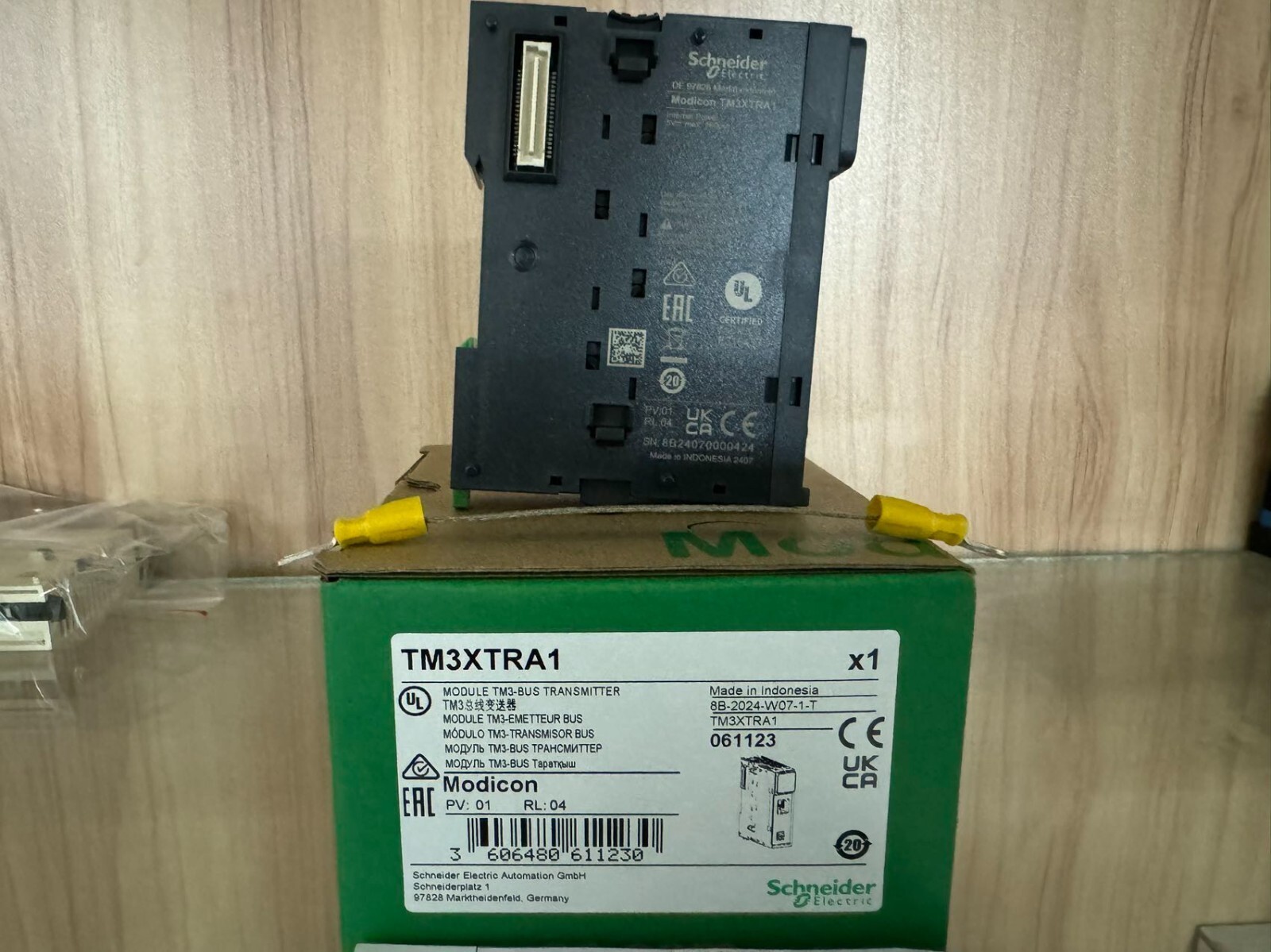 For NEW Schneider Programmable Logic Controller Module TM3XTRA1 With box