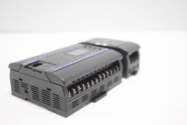 Keyence KV-40DT DC Power Supply Type Base Unit w/ KV-E4XT