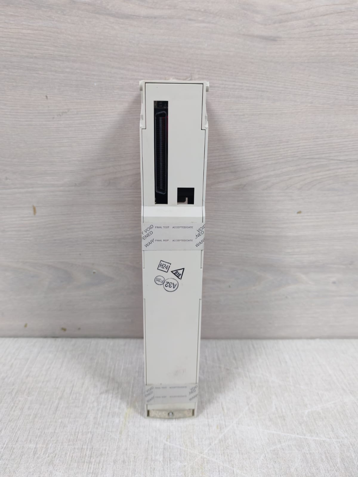 SCHNEIDER AUTOMATION TSX QUANTUM 140DRA84000 RELAY OUT 16X1 -NEW W/ FILTHY BOX
