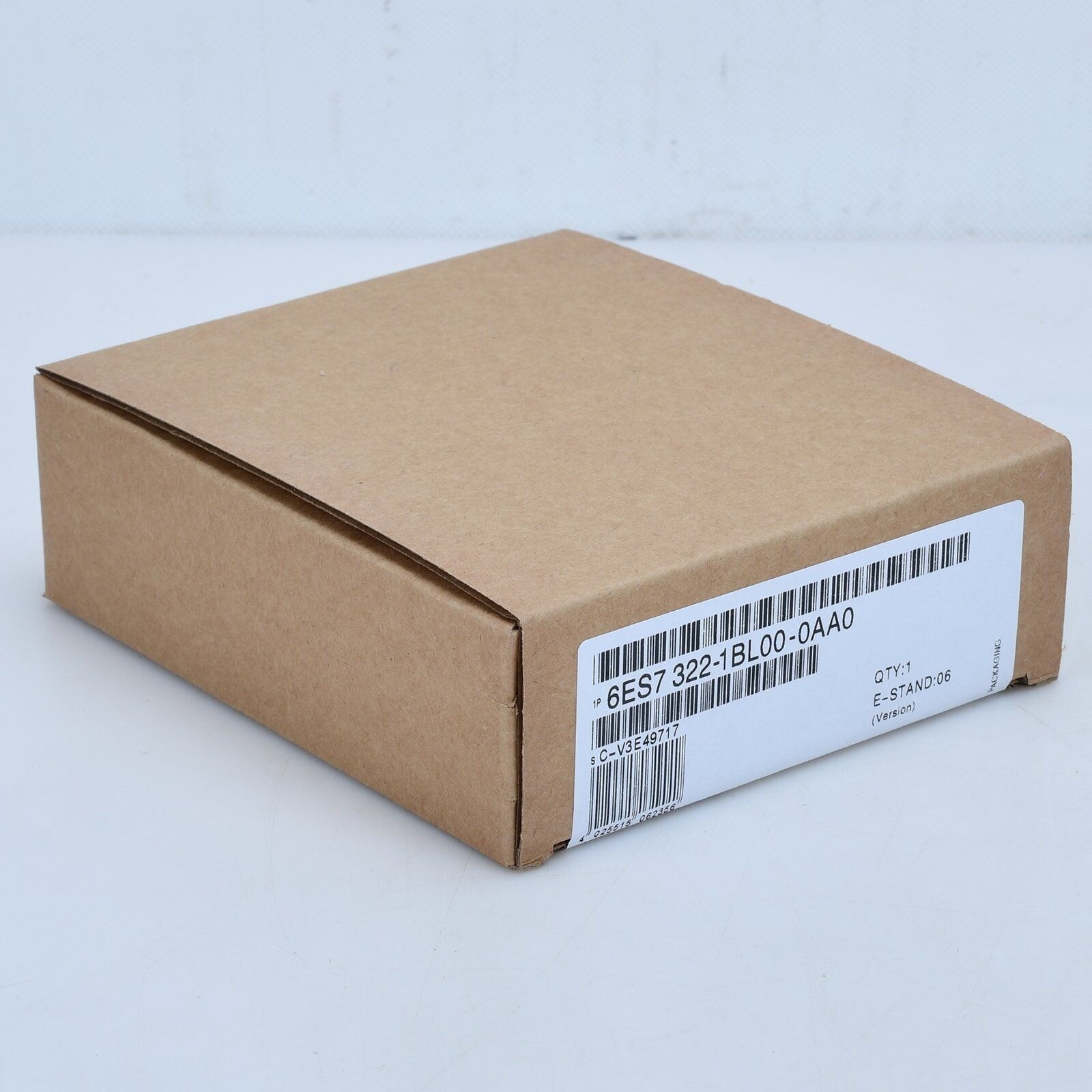 Siemens 6ES7322-1BL00-0AA0 6ES7 322-1BL00-0AA0 SM322 Digital Output new in box.