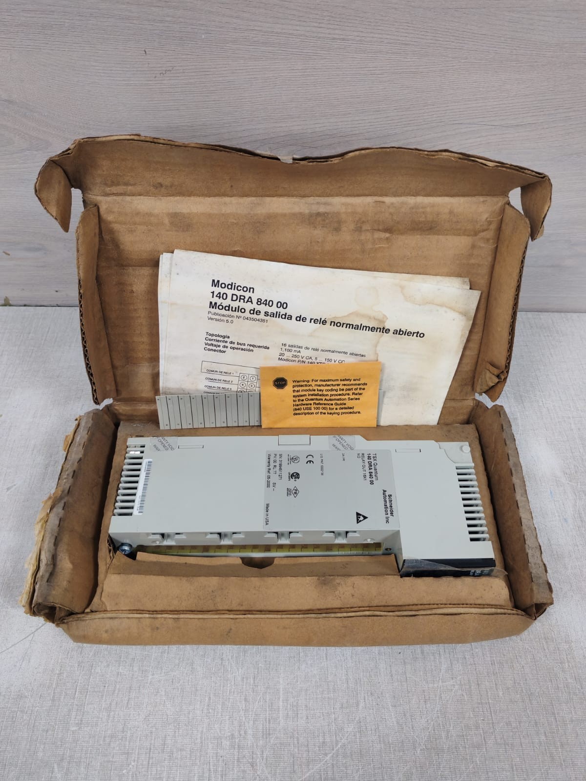 SCHNEIDER AUTOMATION TSX QUANTUM 140DRA84000 RELAY OUT 16X1 -NEW W/ FILTHY BOX