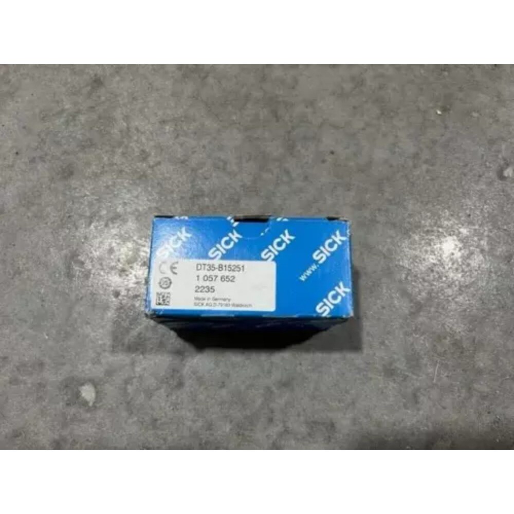 New Sick DT35B15251 DT35-B15251 1057652 Laser distance sensor