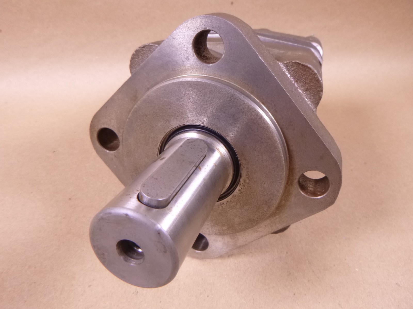 White Danfoss Hydraulic Motor OMS80 151F0500 OMS Series Orbital 4-Hole 32mm