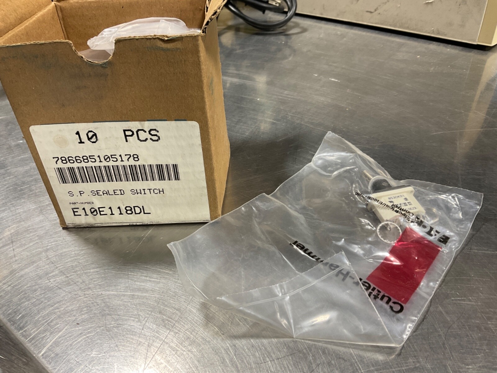 EATON CUTLER HAMMER TOGGLE SWITCH E10E118DL NEW