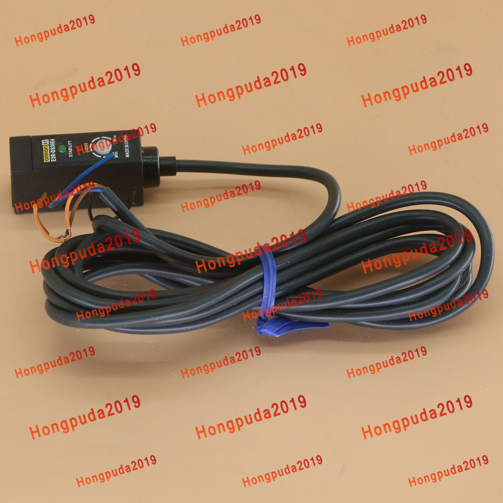 1PC Omron E3R-DS30E4 E3R-DS30E4 2m Photoelectric Sensor -New Free Shipping