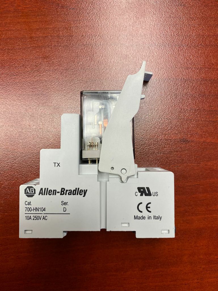 NEW ALLEN BRADLEY RELAY 700-HC24A1-4 SER D 120 VAC W 700-HN104 SER D Base